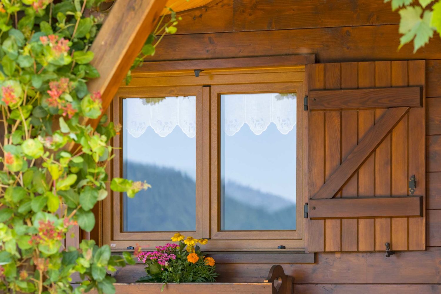 Fenêtre PVC imitation bois chalet Mercier